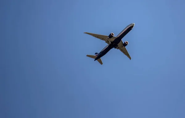 日没時に空を飛ぶ飛行機 — ストック写真