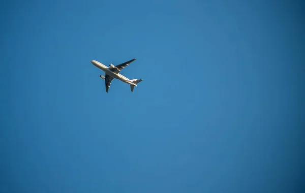 日没時に空を飛ぶ飛行機 — ストック写真