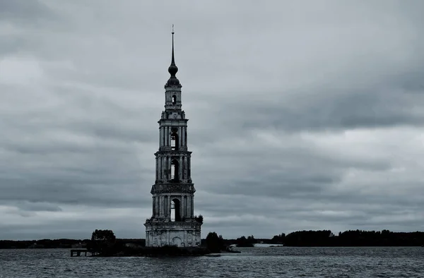 Sebuah Menara Dengan Lonceng Kejauhan Sebuah Pulau — Stok Foto