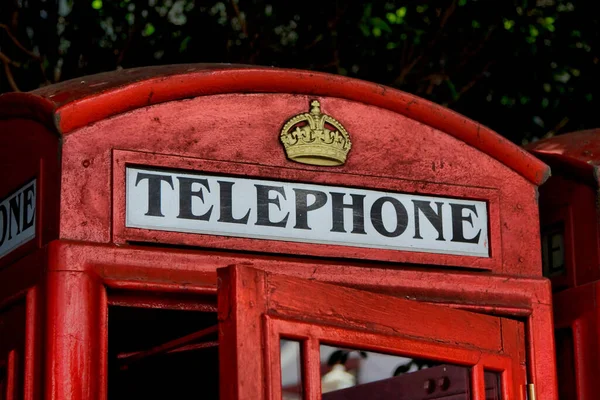 カラスと赤い英語の電話ボックス ジブラルタル — ストック写真
