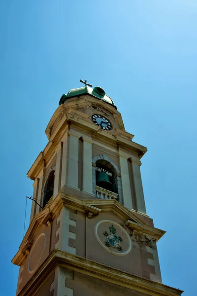 Torre Relógio Telhado Contra Céu Azul — Fotografia de Stock