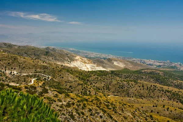 Berge Gras Meer Unter Blauem Himmel — Stockfoto