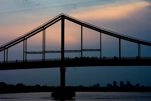 Силует Високого Мосту Над Річкою Небі — стокове фото