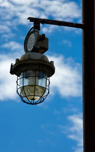 Vecchia Lanterna Appesa Uno Sfondo Cielo Blu — Foto Stock