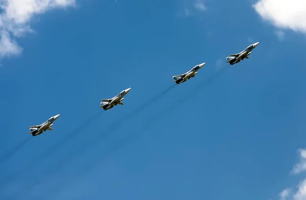 Vliegtuigen Vliegen Tegen Blauwe Lucht Witte Wolken — Stockfoto