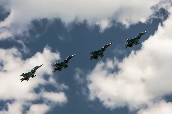 青い空と雲に対する4機の戦闘機 — ストック写真