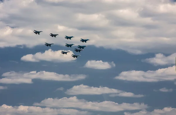 Πολεμικά Αεροσκάφη Μορφή Τριγώνου Πετούν Κατά Μήκος Του Ουρανού — Φωτογραφία Αρχείου
