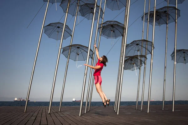 Dívka Skákající Deštníkem — Stock fotografie