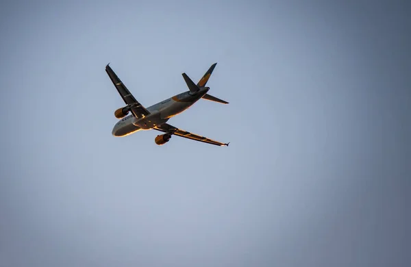 空を飛ぶ飛行機は — ストック写真