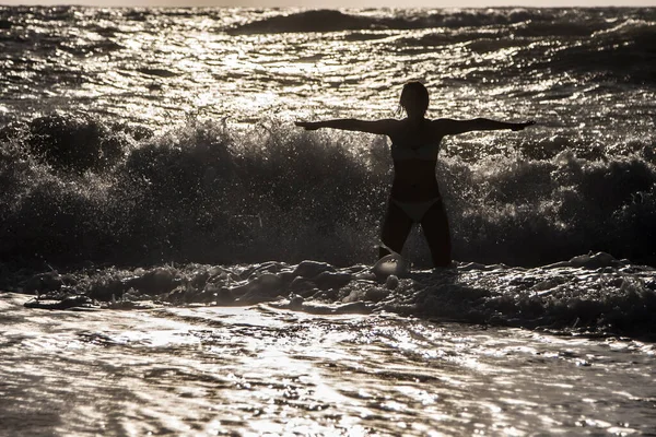 Girl Stands Raging Sea — Stock Photo, Image