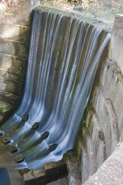 Alta Cachoeira Que Flui Uma Parede Concreto — Fotografia de Stock