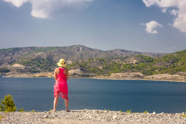 Dívka Růžových Šatech Obdivuje Klidné Jezero — Stock fotografie