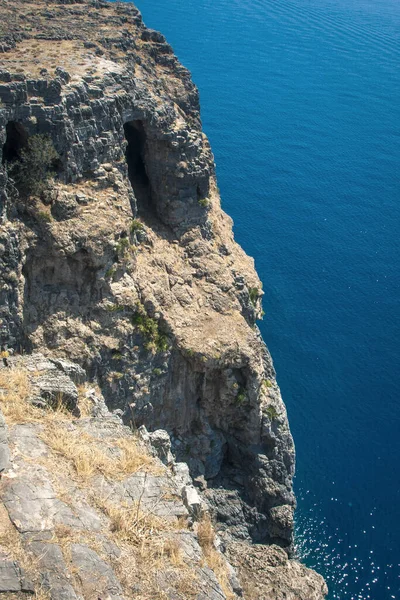 高耸的悬崖和深蓝色的大海 — 图库照片