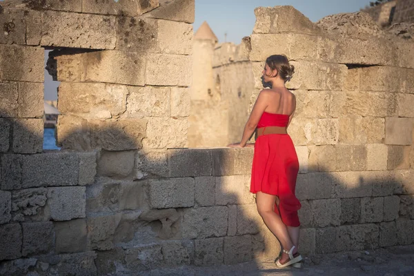 Dívka Červených Šatech Pevnosti Blízkosti Moře — Stock fotografie