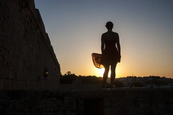 Silhouette Girl Standing Sunset — Stock Photo, Image