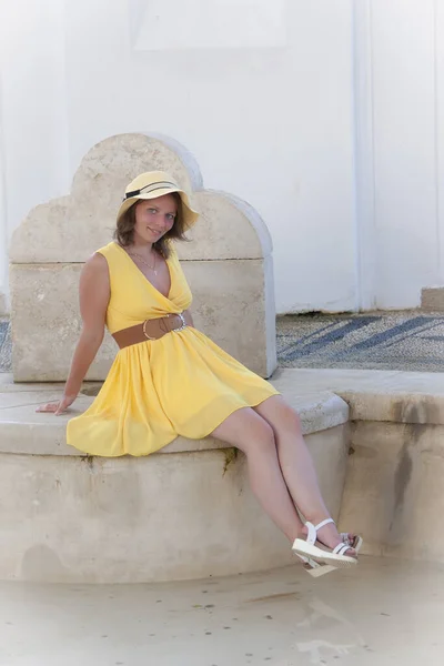 Menina Sorridente Vestido Amarelo Senta Banco Mármore — Fotografia de Stock