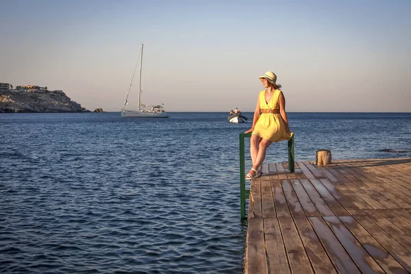Dívka Sedí Molu Obdivuje Krásy Moře — Stock fotografie