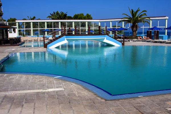 Schöner Blauer Pool Brücke Darüber Und Blauer Himmel — Stockfoto