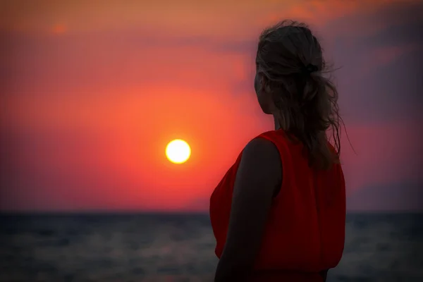 Дівчина Помаранчевій Сукні Стоїть Тлі Заходу Сонця Красивого Моря — стокове фото