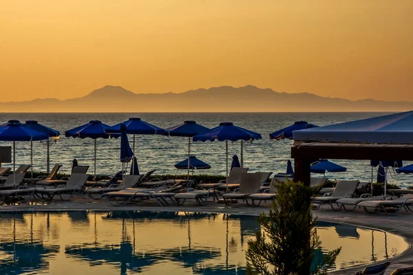 Schöner Sonnenuntergang Mit Blick Auf Den Pool Und Das Meer — Stockfoto