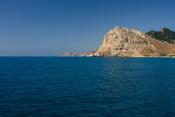 蓝色海岸上的一个巨大的石崖 — 图库照片