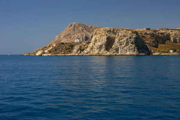 美丽的石山在蓝海的海滨 — 图库照片