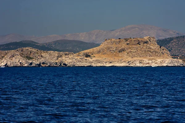 Modré Moře Skalnaté Pobřeží Hory Dálce — Stock fotografie
