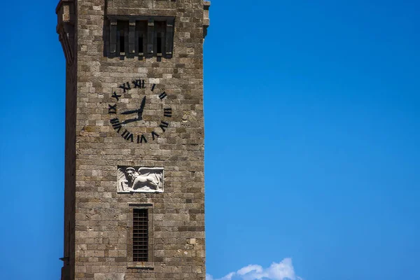 Batu Jam Menara Latar Belakang Langit Biru — Stok Foto