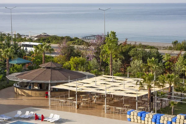 Schönes Hotel Mit Pool Und Brücke — Stockfoto