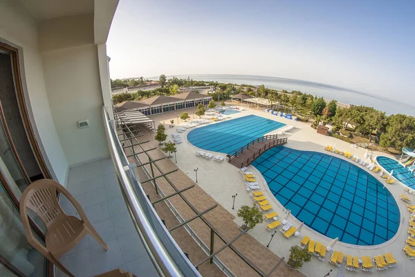 Schönes Hotel Mit Pool Und Brücke — Stockfoto