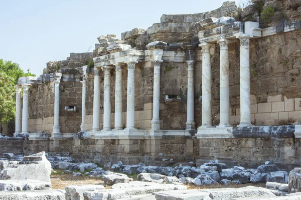 Restos Edifícios Antigos Com Colunas Pedra — Fotografia de Stock