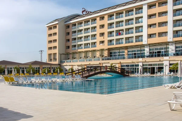 Schönes Hotel Mit Pool Und Brücke — Stockfoto