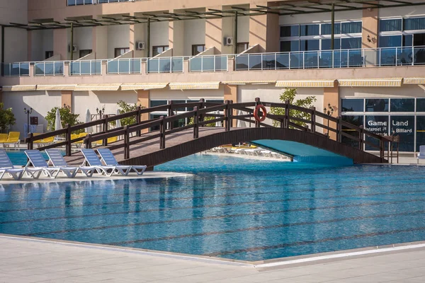 Schönes Hotel Mit Pool Und Brücke — Stockfoto