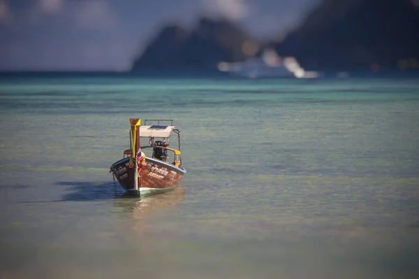 Човен Стоїть Бухті Острові Таїланді — стокове фото