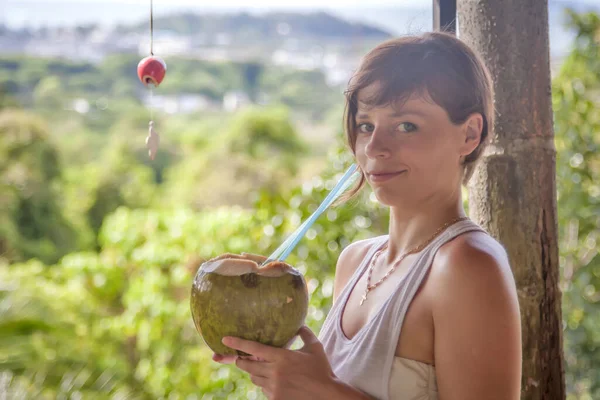 Dívka Kokosovými Stojany Dívá Pobřeží Džungli — Stock fotografie