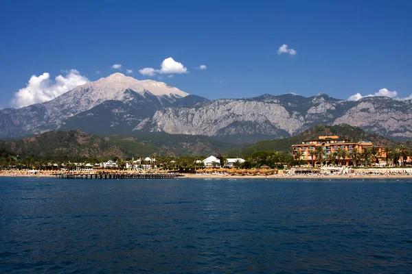 Meer Küste Hotels Grün Berge Und Himmel — Stockfoto