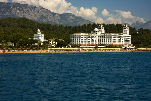 Hotel Blanco Orilla Del Gran Mar Azul — Foto de Stock