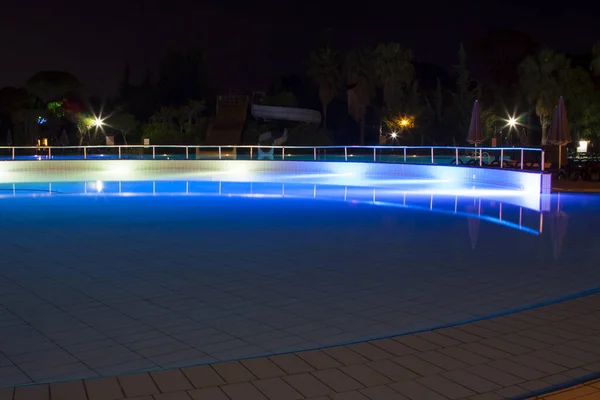 Der Pool Ist Nachts Mit Blauem Licht Schön Beleuchtet — Stockfoto