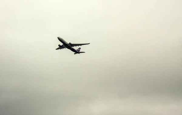 曇り空を飛ぶ飛行機 — ストック写真