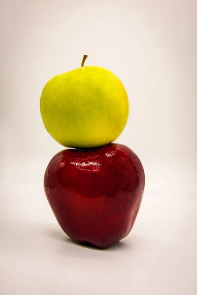 Pomme Jaune Repose Sur Une Pomme Rouge Foncé — Photo