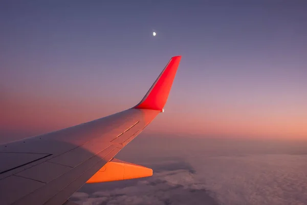 Ala Avión Cielo Nubes Puesta Sol Luna — Foto de Stock