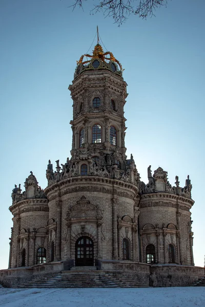 青空を背景に日陰の古い教会 — ストック写真