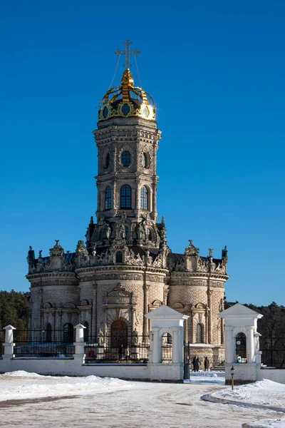 Iglesia Vieja Invierno Detrás Una Hermosa Cerca — Foto de Stock