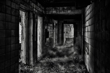 Terk edilmiş bir binada sis olan mistik bir koridor.