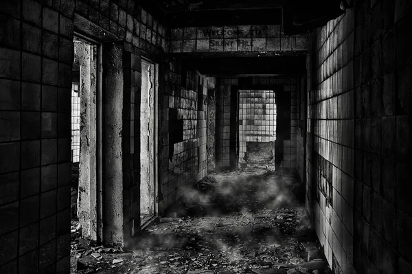 放棄された建物の霧と神秘的な廊下 — ストック写真