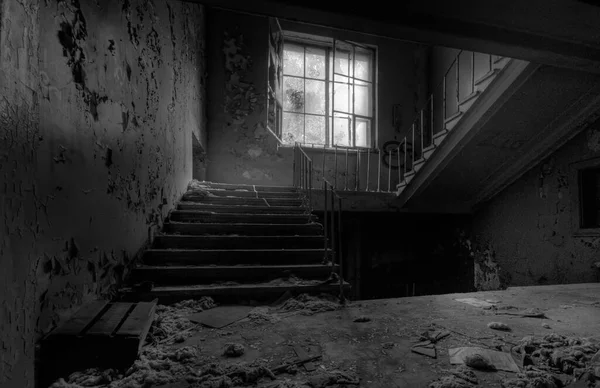 Régi Lépcsőház Ablakkal Egy Elhagyatott Házban — Stock Fotó