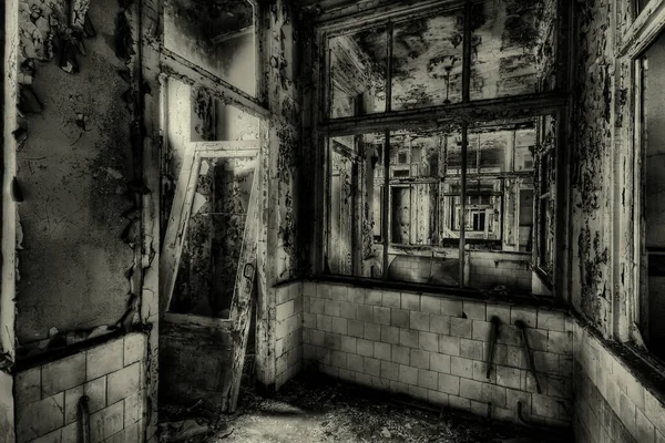 古い放棄された病院で怖い部屋 — ストック写真