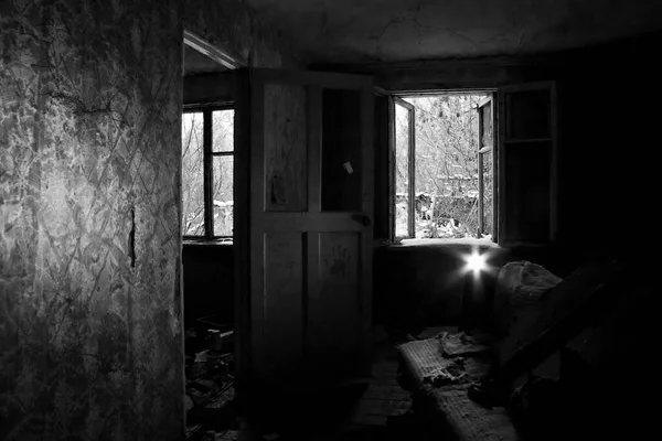 Κενό Δωμάτιο Ένα Εγκαταλελειμμένο Σπίτι Και Φως Από Ένα Φακό — Φωτογραφία Αρχείου