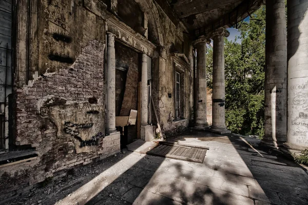 Wejście Opuszczonego Zabytkowego Budynku — Zdjęcie stockowe