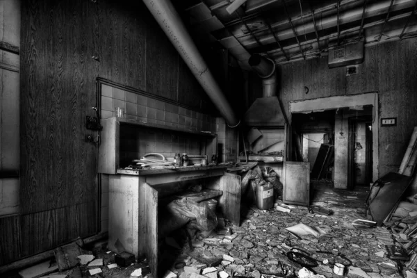 一幢建筑物里的旧的废弃的黑白房间 — 图库照片